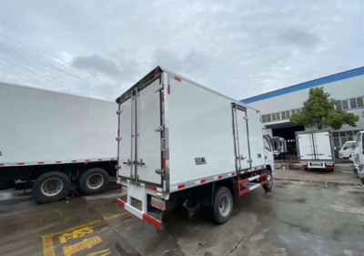 东风多利卡冷藏车与随车吊的完美结合 高效物流新选择