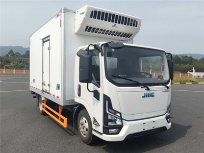 江铃E路达电动冷藏车 随车吊功能开启城市冷链配送新篇章